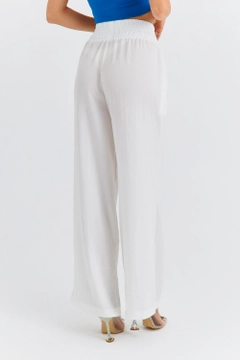 Una modelo de ropa al por mayor lleva TBU11762 - Women's Wide Leg Flowy Trousers - White, Pantalón turco al por mayor de Tuba Butik