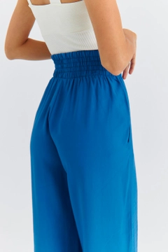 Bir model, Tuba Butik toptan giyim markasının TBU11763 - Women's Wide Leg Flowy Trousers - Blue toptan Pantolon ürününü sergiliyor.