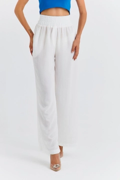 Un model de îmbrăcăminte angro poartă TBU11762 - Women's Wide Leg Flowy Trousers - White, turcesc angro Pantaloni de Tuba Butik