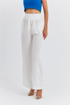 Hurtowa modelka nosi TBU11762 - Women's Wide Leg Flowy Trousers - White, turecka hurtownia Spodnie firmy Tuba Butik