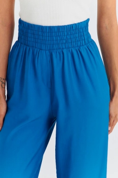 Een kledingmodel uit de groothandel draagt TBU11763 - Women's Wide Leg Flowy Trousers - Blue, Turkse groothandel Broek van Tuba Butik