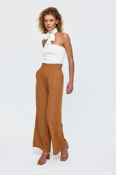 Hurtowa modelka nosi tbu11771-wide-leg-flowy-tan-women's-trousers-camel, turecka hurtownia Spodnie firmy Tuba Butik