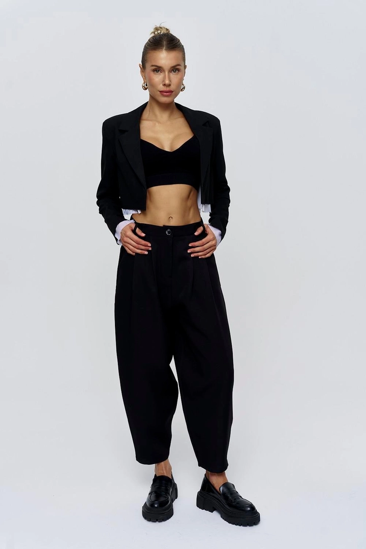 Ένα μοντέλο χονδρικής πώλησης ρούχων φοράει tbu11834-pleated-shalwar-women's-trousers-black, τούρκικο Παντελόνι χονδρικής πώλησης από Tuba Butik