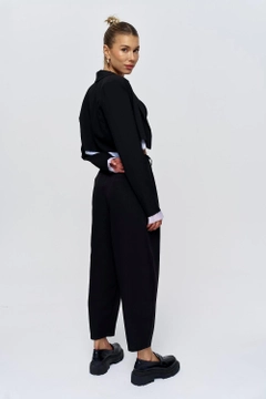 Una modella di abbigliamento all'ingrosso indossa tbu11834-pleated-shalwar-women's-trousers-black, vendita all'ingrosso turca di Pantaloni di Tuba Butik
