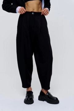 Bir model, Tuba Butik toptan giyim markasının tbu11834-pleated-shalwar-women's-trousers-black toptan Pantolon ürününü sergiliyor.