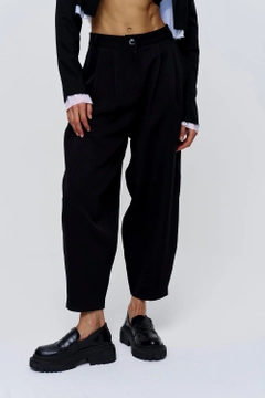 Una modelo de ropa al por mayor lleva tbu11834-pleated-shalwar-women's-trousers-black, Pantalón turco al por mayor de Tuba Butik