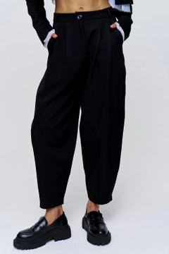 Una modelo de ropa al por mayor lleva tbu11834-pleated-shalwar-women's-trousers-black, Pantalón turco al por mayor de Tuba Butik