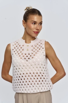 Una modelo de ropa al por mayor lleva tbu11855-zero-sleeve-knitwear-stone-women's-blouse-stone, Jersey turco al por mayor de Tuba Butik