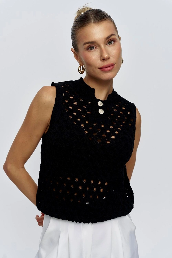 Een kledingmodel uit de groothandel draagt tbu11857-zero-sleeve-knitwear-women's-blouse-black, Turkse groothandel Trui van Tuba Butik
