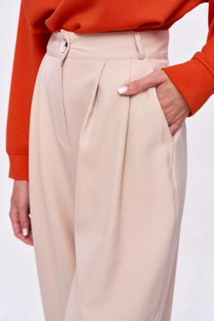 Ein Bekleidungsmodell aus dem Großhandel trägt tbu11848-pleated-shalwar-women's-trousers-beige, türkischer Großhandel Hose von Tuba Butik