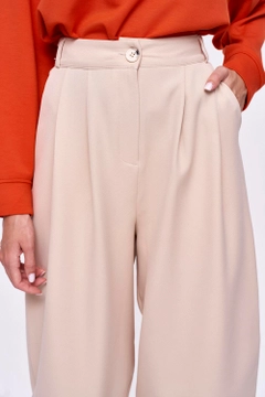 Ein Bekleidungsmodell aus dem Großhandel trägt tbu11848-pleated-shalwar-women's-trousers-beige, türkischer Großhandel Hose von Tuba Butik