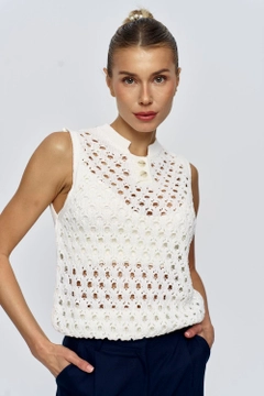 Ένα μοντέλο χονδρικής πώλησης ρούχων φοράει tbu11858-zero-sleeve-knitwear-women's-sweater-cream, τούρκικο Πουλόβερ χονδρικής πώλησης από Tuba Butik