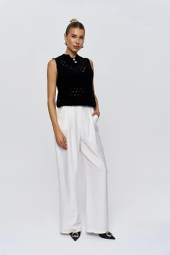 Ένα μοντέλο χονδρικής πώλησης ρούχων φοράει tbu11857-zero-sleeve-knitwear-women's-blouse-black, τούρκικο Πουλόβερ χονδρικής πώλησης από Tuba Butik