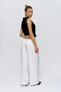 Ein Bekleidungsmodell aus dem Großhandel trägt tbu11857-zero-sleeve-knitwear-women's-blouse-black, türkischer Großhandel Pullover von Tuba Butik