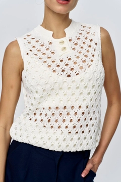 Ένα μοντέλο χονδρικής πώλησης ρούχων φοράει tbu11858-zero-sleeve-knitwear-women's-sweater-cream, τούρκικο Πουλόβερ χονδρικής πώλησης από Tuba Butik