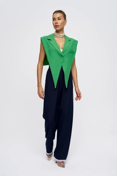 Una modelo de ropa al por mayor lleva tbu11905-linen-blend-design-dark-women's-vest-green, Chaleco turco al por mayor de Tuba Butik