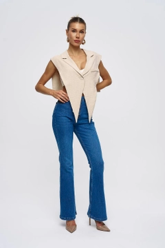 Ένα μοντέλο χονδρικής πώλησης ρούχων φοράει tbu11910-linen-blend-design-women's-vest-beige, τούρκικο Αμάνικο μπλουζάκι χονδρικής πώλησης από Tuba Butik