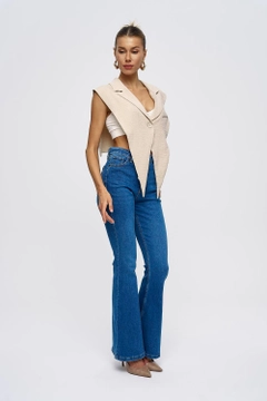 Ένα μοντέλο χονδρικής πώλησης ρούχων φοράει tbu11910-linen-blend-design-women's-vest-beige, τούρκικο Αμάνικο μπλουζάκι χονδρικής πώλησης από Tuba Butik