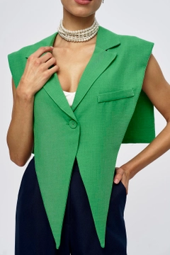 Una modelo de ropa al por mayor lleva tbu11905-linen-blend-design-dark-women's-vest-green, Chaleco turco al por mayor de Tuba Butik