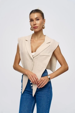 Een kledingmodel uit de groothandel draagt tbu11910-linen-blend-design-women's-vest-beige, Turkse groothandel Vest van Tuba Butik