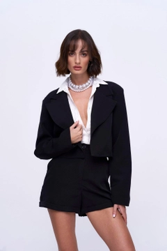 Een kledingmodel uit de groothandel draagt tbu11937-women's-high-waist-bermuda-shorts-black, Turkse groothandel Korte broek van Tuba Butik