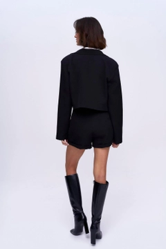 Una modelo de ropa al por mayor lleva tbu11937-women's-high-waist-bermuda-shorts-black, Pantalones Cortos turco al por mayor de Tuba Butik