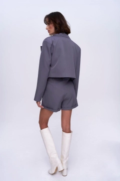 Bir model, Tuba Butik toptan giyim markasının tbu11948-women's-high-waist-bermuda-shorts-gray toptan Şort ürününü sergiliyor.