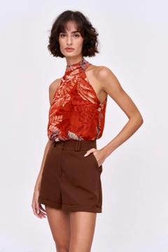 Ein Bekleidungsmodell aus dem Großhandel trägt tbu11960-women's-high-waist-bermuda-shorts-brown, türkischer Großhandel Kurze Hose von Tuba Butik
