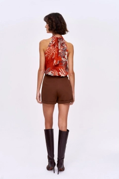 Ένα μοντέλο χονδρικής πώλησης ρούχων φοράει tbu11960-women's-high-waist-bermuda-shorts-brown, τούρκικο Σορτσάκι χονδρικής πώλησης από Tuba Butik