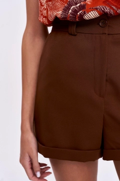 Модел на дрехи на едро носи tbu11960-women's-high-waist-bermuda-shorts-brown, турски едро Къси панталонки на Tuba Butik
