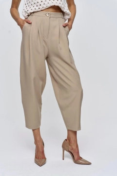 Een kledingmodel uit de groothandel draagt tbu11974-pleated-shalwar-women's-trousers-mink, Turkse groothandel Broek van Tuba Butik