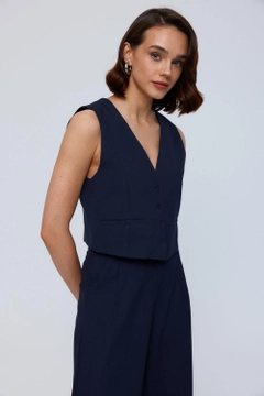 Bir model, Tuba Butik toptan giyim markasının tbu12038-straight-cut-women's-vest-navy-blue toptan Yelek ürününü sergiliyor.