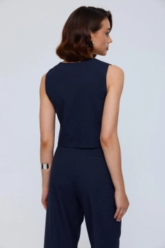 Ein Bekleidungsmodell aus dem Großhandel trägt tbu12038-straight-cut-women's-vest-navy-blue, türkischer Großhandel Weste von Tuba Butik