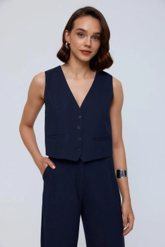 Модель оптовой продажи одежды носит tbu12038-straight-cut-women's-vest-navy-blue, турецкий оптовый товар Жилет от Tuba Butik.
