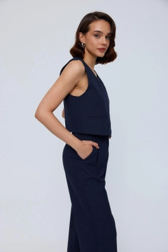 Ένα μοντέλο χονδρικής πώλησης ρούχων φοράει tbu12038-straight-cut-women's-vest-navy-blue, τούρκικο Αμάνικο μπλουζάκι χονδρικής πώλησης από Tuba Butik