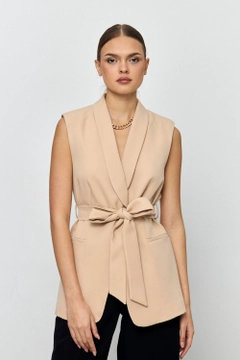 Ein Bekleidungsmodell aus dem Großhandel trägt tbu12181-belted-tuxedo-collar-women's-vest-beige, türkischer Großhandel Weste von Tuba Butik