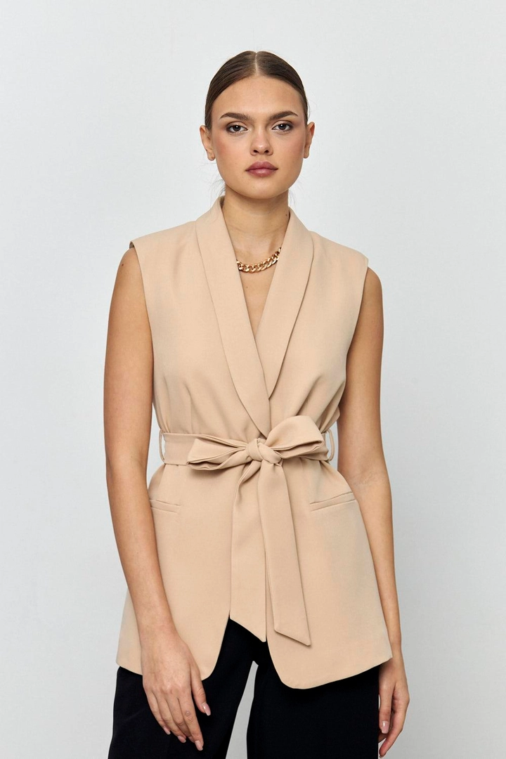 Een kledingmodel uit de groothandel draagt tbu12181-belted-tuxedo-collar-women's-vest-beige, Turkse groothandel Vest van Tuba Butik