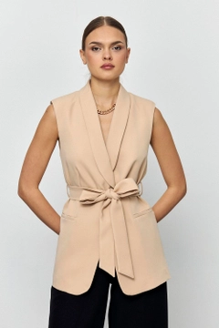 Модел на дрехи на едро носи tbu12181-belted-tuxedo-collar-women's-vest-beige, турски едро Жилетка на Tuba Butik