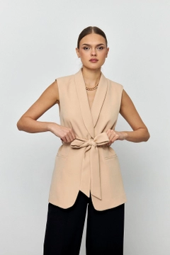 Ein Bekleidungsmodell aus dem Großhandel trägt tbu12181-belted-tuxedo-collar-women's-vest-beige, türkischer Großhandel Weste von Tuba Butik