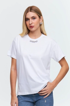 Ein Bekleidungsmodell aus dem Großhandel trägt tbu12472-crew-neck-stone-detailed-women's-white, türkischer Großhandel T-Shirt von Tuba Butik
