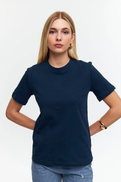 Una modelo de ropa al por mayor lleva tbu12503-crew-neck-basic-short-sleeve-women's-navy-blue, Camiseta turco al por mayor de Tuba Butik