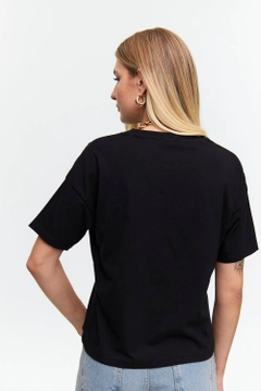 Una modella di abbigliamento all'ingrosso indossa tbu12500-crew-neck-basic-short-sleeve-women's-black, vendita all'ingrosso turca di Maglietta di Tuba Butik