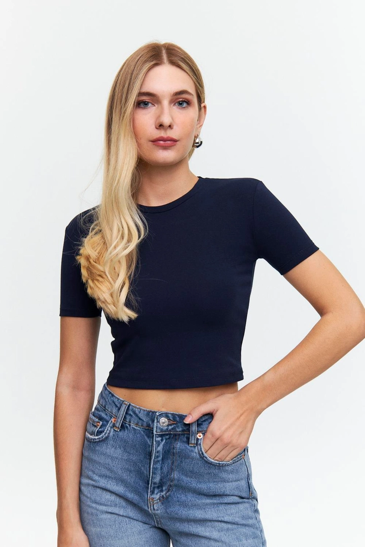 Ένα μοντέλο χονδρικής πώλησης ρούχων φοράει tbu12502-basic-crew-neck-short-sleeve-women's-crop-navy-blue, τούρκικο Crop top χονδρικής πώλησης από Tuba Butik
