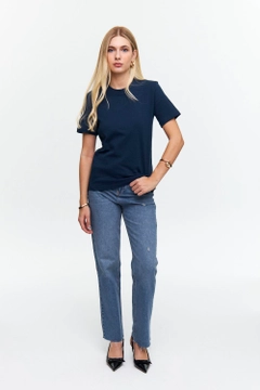 Een kledingmodel uit de groothandel draagt tbu12503-crew-neck-basic-short-sleeve-women's-navy-blue, Turkse groothandel T-shirt van Tuba Butik