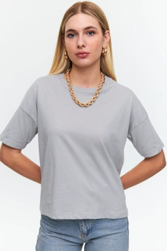 Ένα μοντέλο χονδρικής πώλησης ρούχων φοράει tbu12504-crew-neck-basic-short-sleeve-çağla-women's-green, τούρκικο T-shirt χονδρικής πώλησης από Tuba Butik