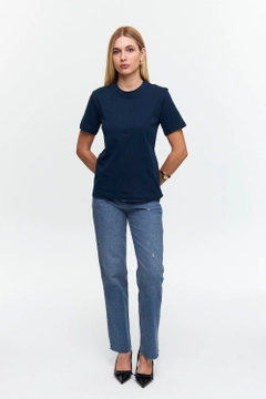 Bir model, Tuba Butik toptan giyim markasının tbu12503-crew-neck-basic-short-sleeve-women's-navy-blue toptan Tişört ürününü sergiliyor.