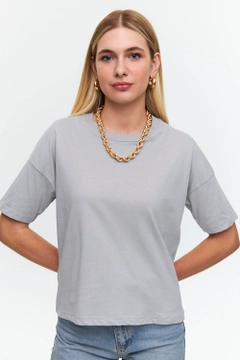Bir model, Tuba Butik toptan giyim markasının tbu12504-crew-neck-basic-short-sleeve-çağla-women's-green toptan Tişört ürününü sergiliyor.