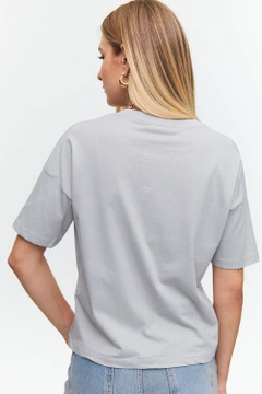 Bir model, Tuba Butik toptan giyim markasının tbu12504-crew-neck-basic-short-sleeve-çağla-women's-green toptan Tişört ürününü sergiliyor.