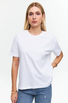 Un mannequin de vêtements en gros porte tbu12519-crew-neck-basic-soild-texture-women's-white, T-Shirt en gros de Tuba Butik en provenance de Turquie