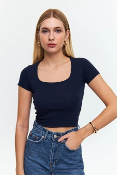 Ένα μοντέλο χονδρικής πώλησης ρούχων φοράει tbu12568-square-neck-short-sleeve-women's-crop-navy-blue, τούρκικο Crop top χονδρικής πώλησης από Tuba Butik